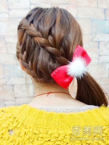 甜美大方的韩式女孩侧发扎教程