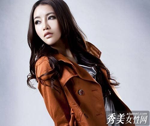 超级性感的烟熏妆勾勒出迷人的眼睛