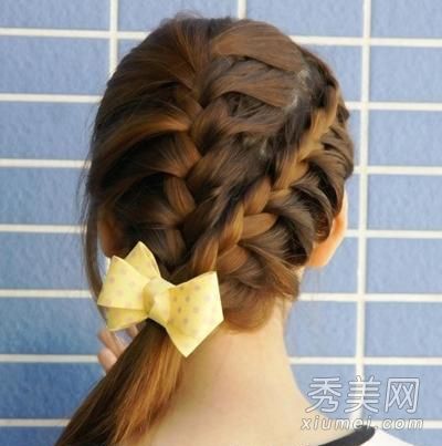 年轻女孩的头发清新、甜美、苍老