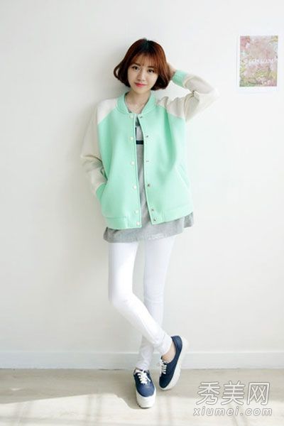 棒球外套又甜又酷。这是秋季衣橱的必备单品。