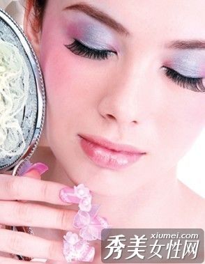 超级华丽的粉色指甲让你的手成为焦点。