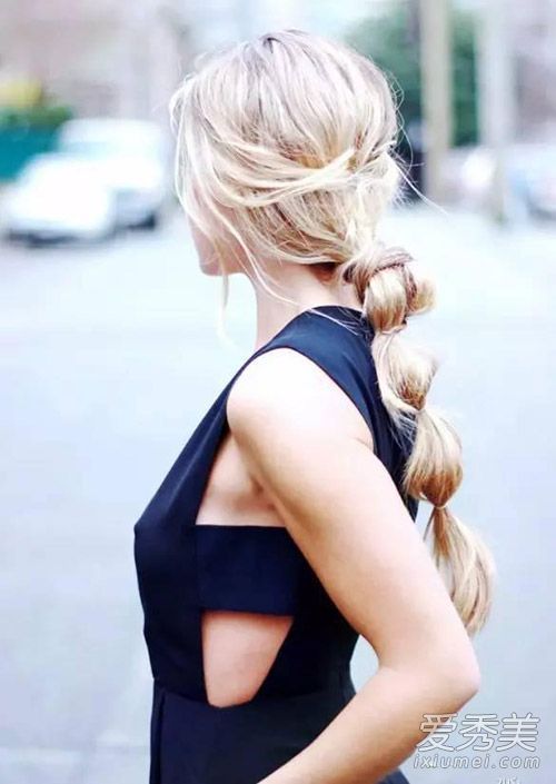 马尾辫的扎法在年底的4种扎法中有所体现。