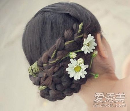 还扎着马尾辫吗?现在美丽的女人梳理她们的花瓣和头发。