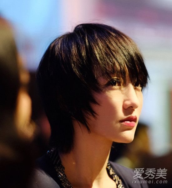 短发过时了吗?周迅、杨蜜和奥利维亚正在悄悄地换长发。