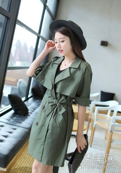如何搭配军绿色外套和裙子及裤子
