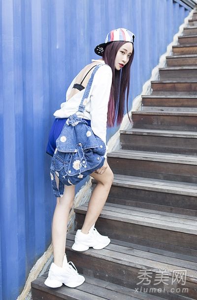 连衣裙搭配单肩包，少女风格，青春风格