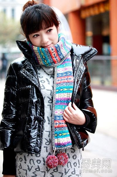 今年冬天最热的围巾完美地融合了冬装中的各种美。