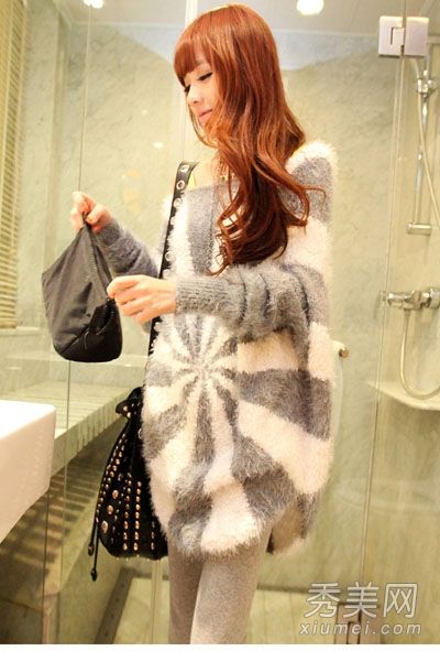 没有外套的长毛衣非常漂亮和时尚。