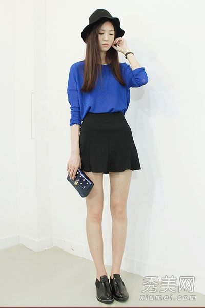 高领毛衣,搭配动感短裙和甜美的秋装