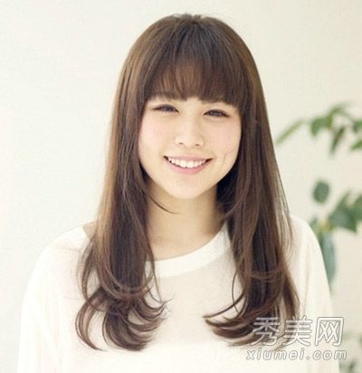 选择合适的发型,然后换成小一点的;女孩的发型和瘦脸一步到位。