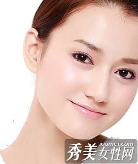 清澈的水和柔嫩的妆容造就了青春无敌的美丽容颜。