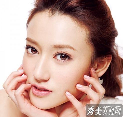春天是精致的、清澈的、赤裸的,从街上走出来更美丽。