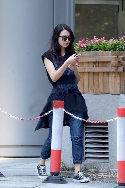 从高圆圆的“穿腰带和帆布鞋”中学习，女神也喜欢穿减肥衣。