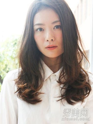 这个女孩的脸适合什么样的发型?9长卷发塑料脸
