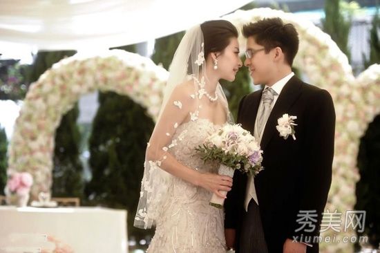 郭晶晶20万的甜美婚纱清新脱俗