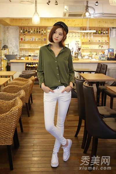 长袖衬衫+修身牛仔裤是苗条、简单和干练的。