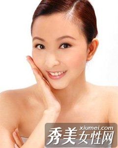 使用精华的整体策略,让精华渗入肌肤。