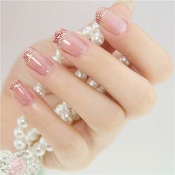 警惕。频繁使用指甲油是有害的。