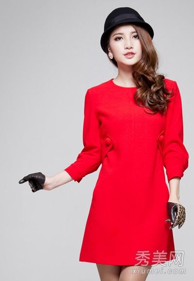 秋季红色连衣裙时尚、亮丽、迷人。