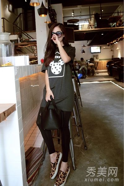 如何搭配8种穿着方式的长t恤，展现苗条与时尚