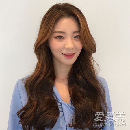 新的一年必须尝试的柔和卷发和发色的组合更加美丽。