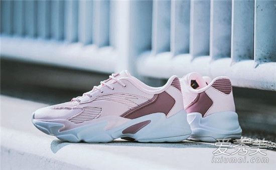 像阿迪达斯Skye这样的女鞋对女孩来说已经足够时尚了。