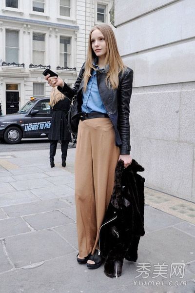 冬天必备的宽腿裤穿在秋天的裤子上看起来并不胖。