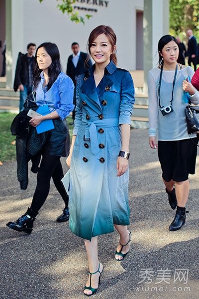 学习赵薇的风衣和高跟鞋来展示你优雅的身材