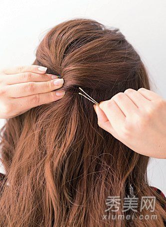 卷发如何绑好看的甜美公主前半部分绑头发教程