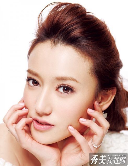 创造清新、纯净、美丽的粉色裸妆的4个步骤