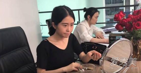 一个老干妈能和好吗?那个女人和老干妈一起制造了这场视频大火。