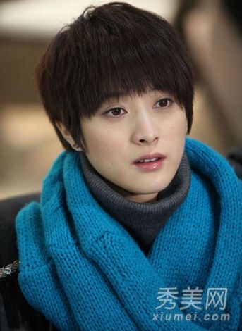 杨丞琳带领一位成功的女演员改变了她的短发。