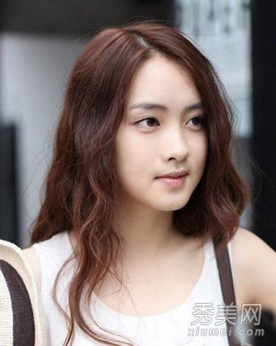 看看发型,选择发型,用浓密的刘海保留不完美的发型。