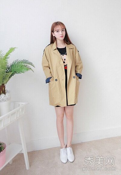风衣和连衣裙在这个季节很流行。