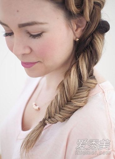 这是长发的打结方式。DIY是一种荷兰鱼尾叫声