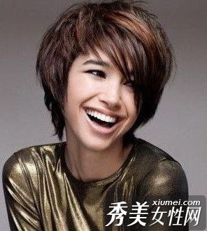 头发凌乱的短发是今年欧美最流行的发型。