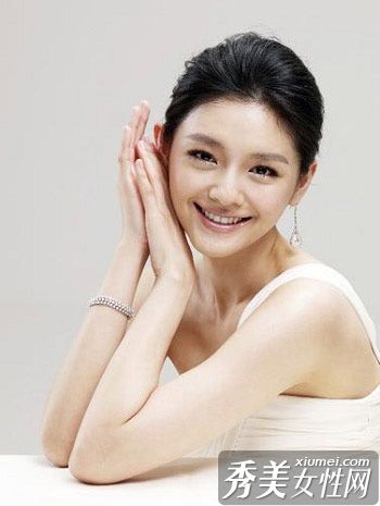 这五个面部特征影响着角色，并见证了女明星的衰落和幸福。