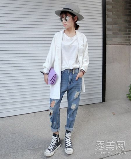 你想把哪种鞋子和你撕破的牛仔裤搭配起来？鞋子，鞋子，鞋子，鞋子，任何你想要的。