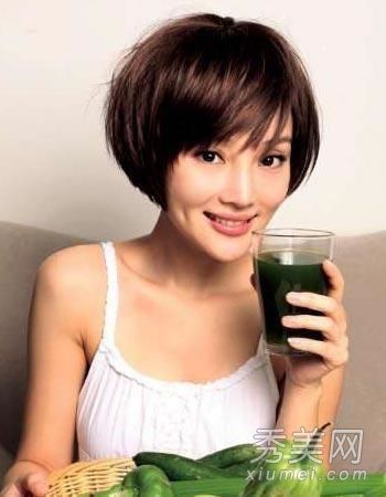 李小璐展示性感妈妈演绎年轻的减龄发型秀