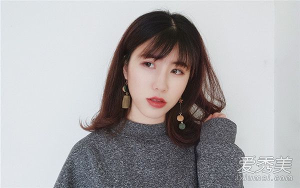 大脸蛋儿的女孩是带吊坠的耳环中最瘦的。