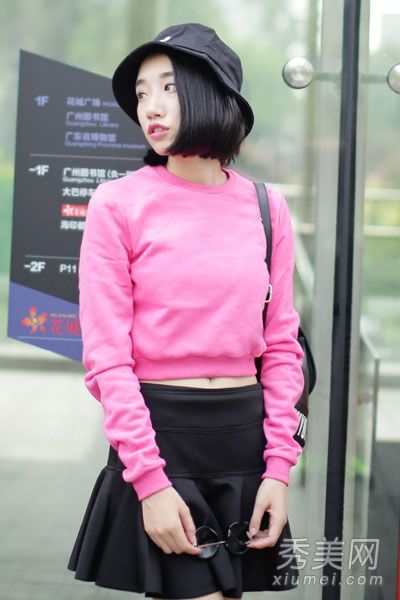 短裙或短裤的秋装俏皮活泼。