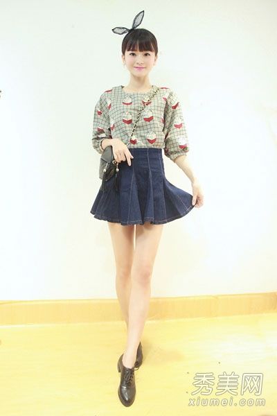 这个矮个子女孩穿着一件短外套，很容易就穿上了完美的比例。