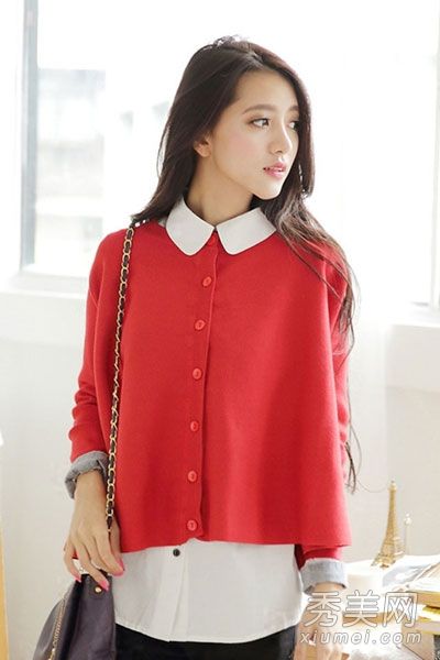 明亮的高领毛衣使引人注目的造型明亮而清新