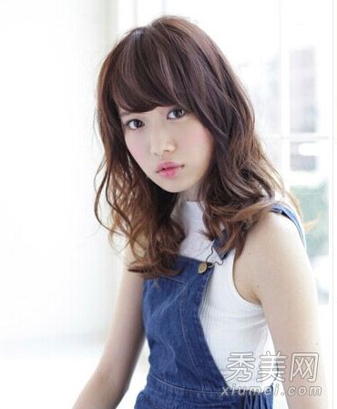 大脸型也更适合浅色发型和梨花头,以保存脸型。