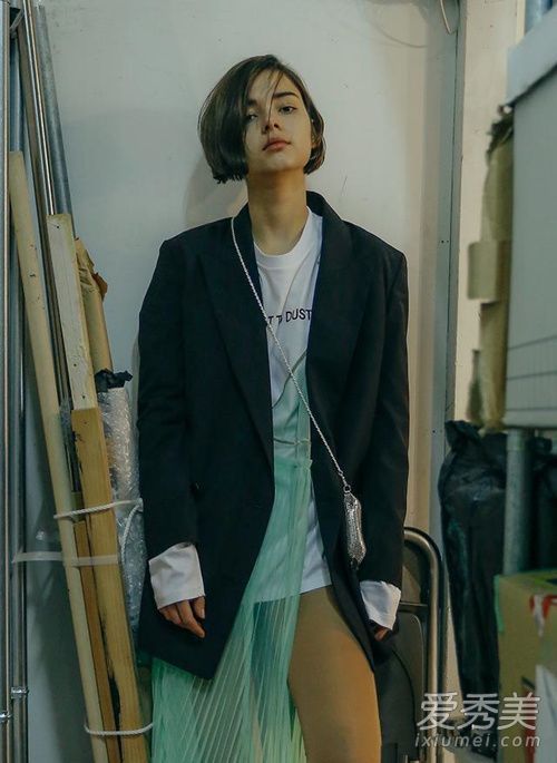 让我们在新的一年里有一些新鲜的东西，三种2018年将会很热的头发颜色！