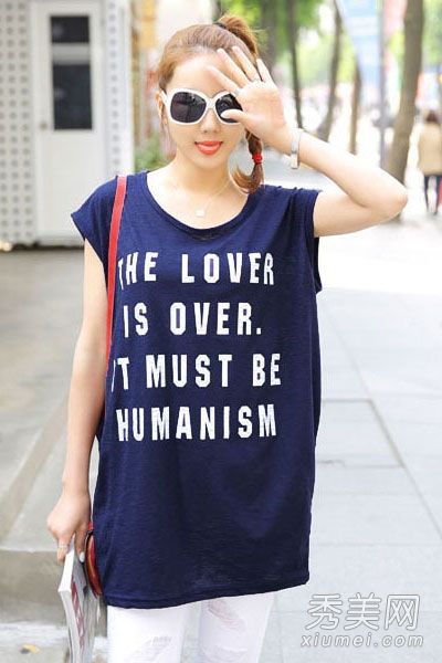 长t恤+紧身裤打造名人街外观