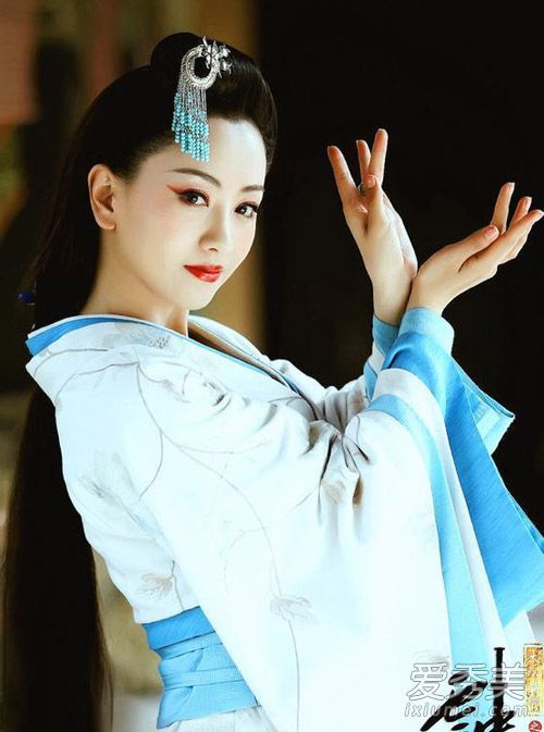 圆脸妹妹孟达和赵学会了小脸的发型。