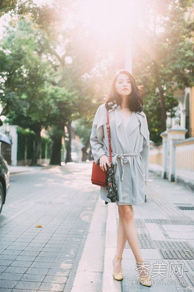 风衣+连衣裙+高跟鞋非常女性化