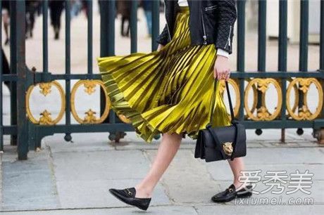 光是穿百褶裙的胖女孩看起来就更胖了!