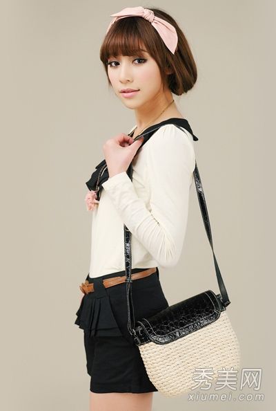 经典的黑白衣服看起来既苗条又时尚